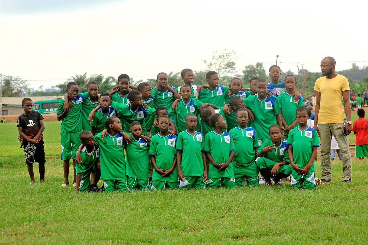 Groupe de jeunes de l'académie ADFCA avec leur encadrant