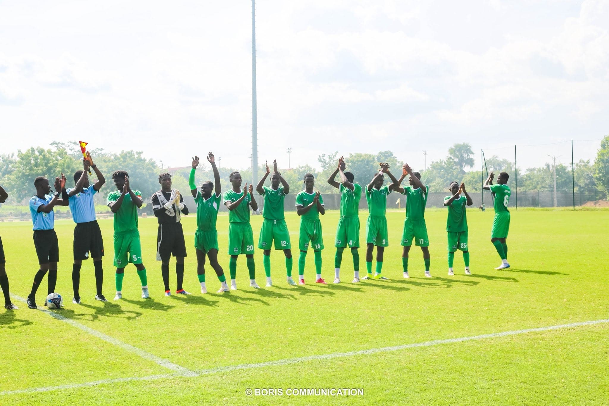L'équipe ADFCA salue ses supporters après un match